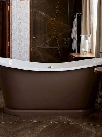 Modernes Badezimmer mit stilvoller freistehender Badewanne