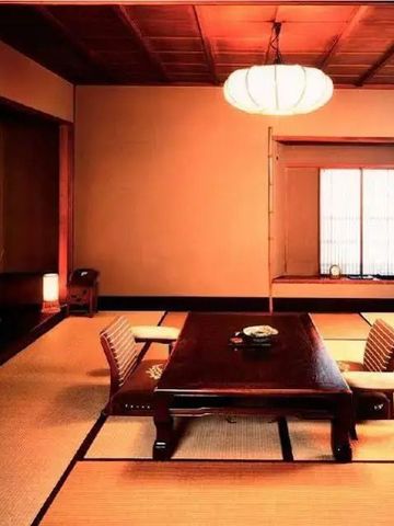 Traditionelles Tatamizimmer mit Holztisch und japanischen Sitzkissen