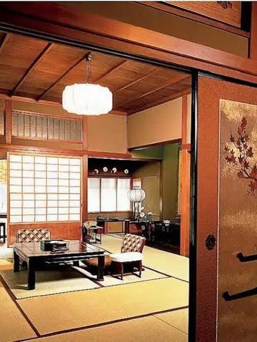 Geräumiges japanisches Wohnzimmer mit Schiebetüren und traditioneller Einrichtung