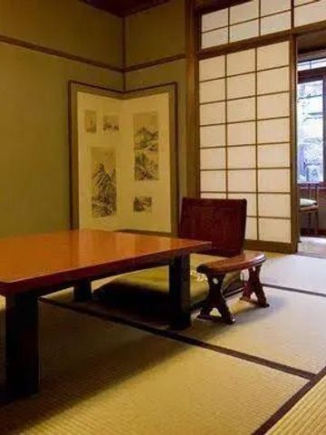 Zen-inspirierter Raum mit Tatamiboden und minimalistischer Möblierung