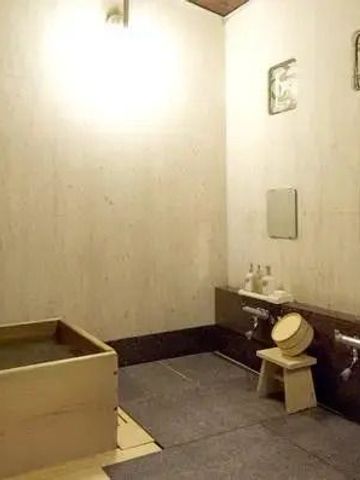Traditionelles japanisches Badezimmer mit Holzbadewanne und minimalistischer Einrichtung