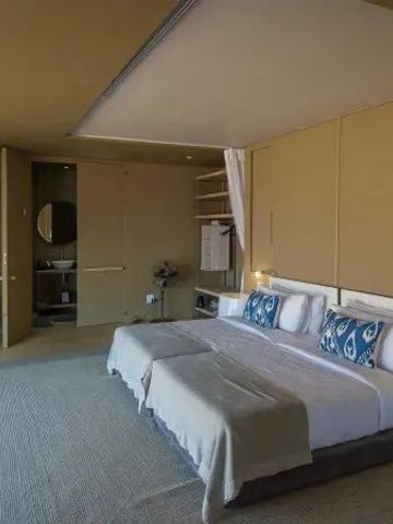 Elegant eingerichtetes Schlafzimmer mit Doppelbett im Hoanib Skeleton Coast Camp