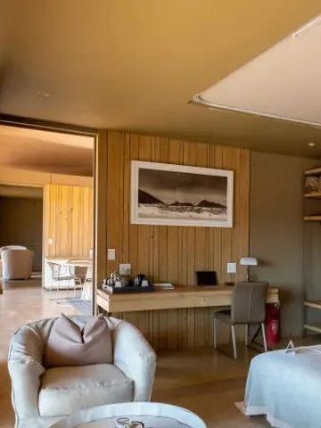 Luxuriöses Hotelzimmer mit Loungebereich und Wüstenblick
