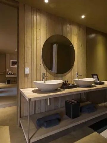 Modernes Badezimmer mit Holzwänden und Doppelwaschbecken