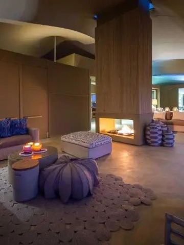 Gemütlicher Lounge-Bereich mit Kamin und moderner Einrichtung