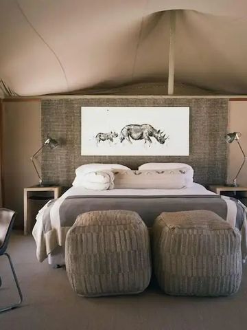 Elegantes Hauptschlafzimmer in einem Zelt mit Kunstwerk an der Wand