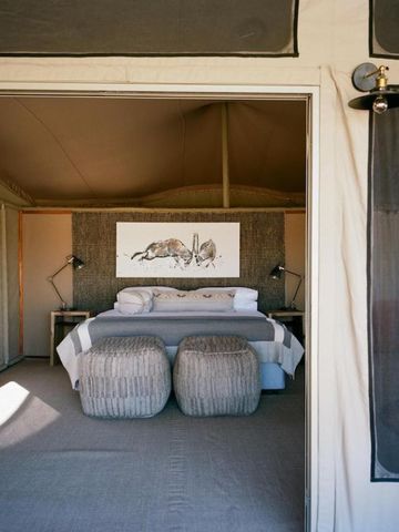 Luxuriös ausgestattetes Zeltzimmer mit Kingsize-Bett im Hoanib Valley Camp
