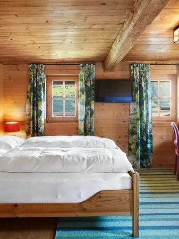 Chalet-Schlafzimmer mit Holzvertäfelung und gemütlicher Atmosphäre