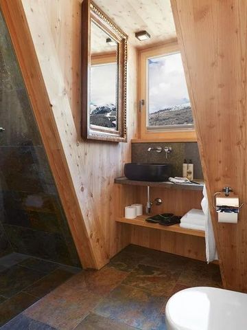 Designer-Badezimmer aus Naturmaterialien mit Panoramafenster