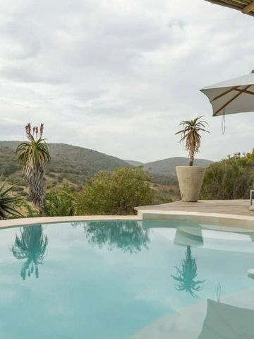 Infinity-Pool mit Blick auf bewaldete Hügellandschaft