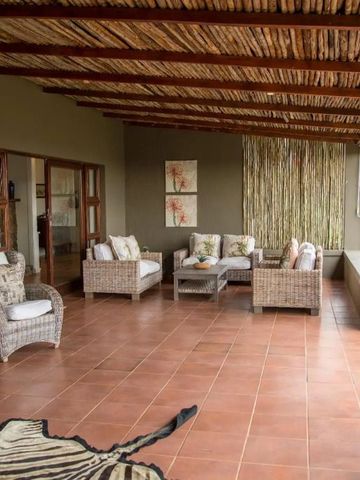 Gemütliche Terrasse mit Rattanmöbeln und natürlicher Dekoration