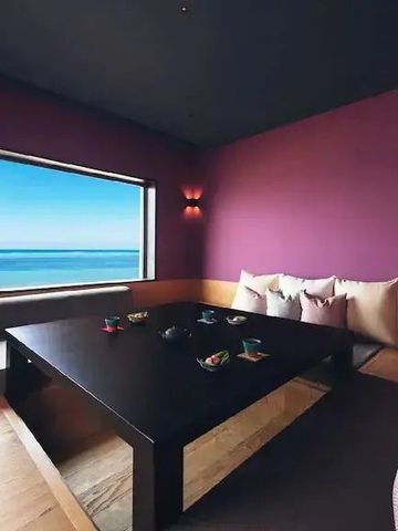 Einladender Wohnbereich mit Aussicht aufs Meer und gemütlichen Sitzecken