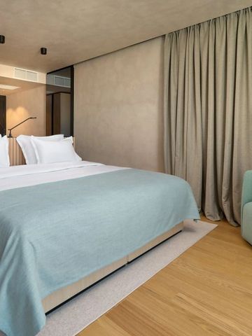 Hotelzimmer mit Doppelbett und grünen Akzenten