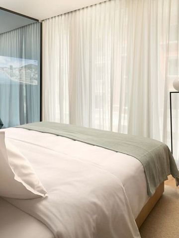 Helles Hotelzimmer mit Meerblick und moderner Einrichtung