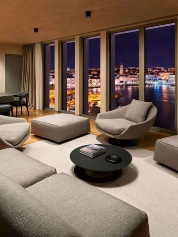 Luxuriöses Wohnzimmer mit Abendblick auf die Stadt und moderne Sitzmöbeln