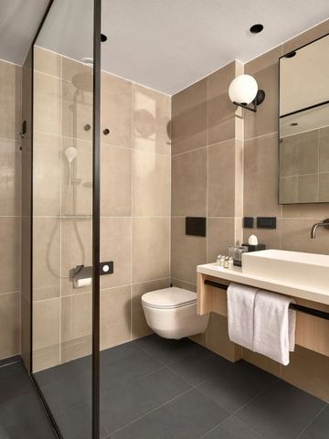 Modernes Badezimmer mit großer Dusche und eleganter Ausstattung