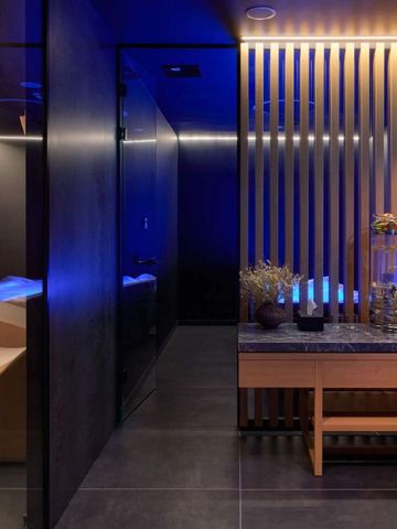 Elegantes Spa mit modernen Lichteffekten und luxuriösem Interieur