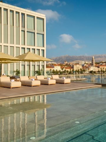 Infinity Pool mit Blick auf Split und umliegende Landschaft