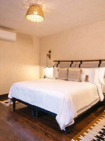 Gemütliches Hotelzimmer mit Doppelbett und Holzdekor