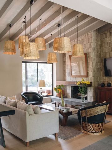 Elegantes Wohnzimmer mit modernen Möbeln und Kamin