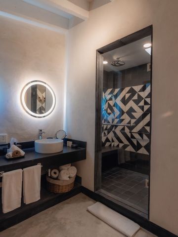Modernes Badezimmerdesign mit beleuchteten Spiegeln