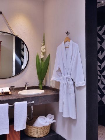 Badezimmer mit Design-Elementen und natürlichen Akzenten