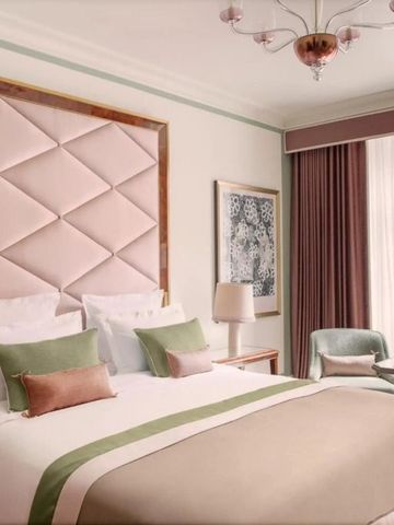 Raffiniert gestaltetes Hotelzimmer mit großzügigem Fensterblick.