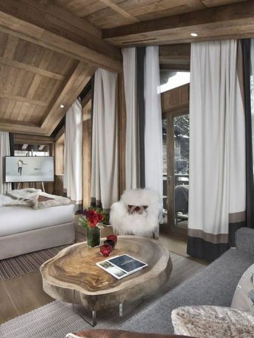 Luxuriöse Suite im alpinen Stil mit Holzdekor und gemütlichem Ambiente