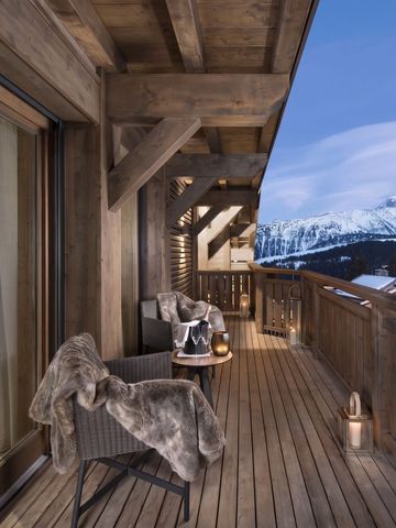 Balkon mit gemütlichen Sitzgelegenheiten und Blick auf die Berge