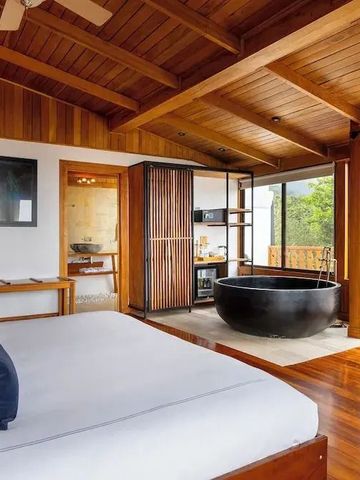 Offenes Zimmerdesign mit Badewanne und großer Terrasse