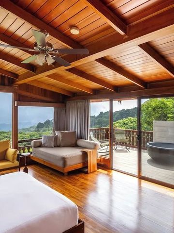 Hotelzimmer mit Zugang zu einem Balkon und Blick auf den Wald.