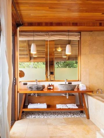 Luxuriöses Badezimmer mit zwei Waschbecken und Badewanne.