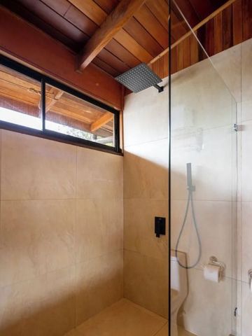 Moderne Dusche mit Glaswänden und Fenster