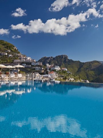 Infinity-Pool mit Blick auf die Amalfiküste und die umliegenden Hügel
