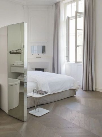 Modernes Hotelzimmer mit großem Fenster und stilvoller Einrichtung.