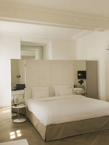 Elegantes Hotelzimmer mit großem Doppelbett in neutralen Tönen