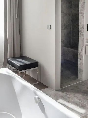 Helles Badezimmer mit freistehender Badewanne und Dusche