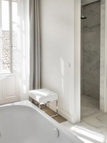 Bad mit freistehender Wanne und großem Fenster für Tageslicht