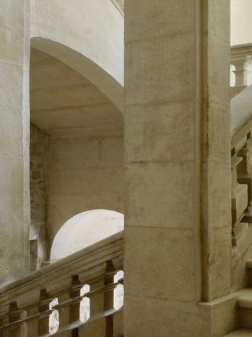 Steinernes Treppenhaus mit eleganten Rundbögen