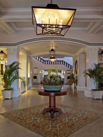 Hochwertige Hotellobby mit eleganter Dekoration und Kronleuchter