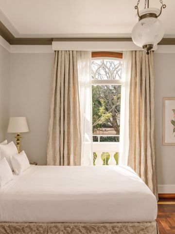 Helles Gästezimmer mit großem Fenster und stilvoller Dekoration