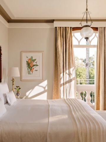 Komfortables Hotelzimmer mit Balkon und stilvollem Interieur
