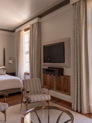 Geräumiges Zimmer mit großer Fensterfront und Zugang zum Balkon