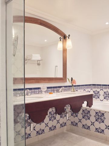 Luxuriöses Badezimmer mit stilvollen Kacheln und großer Badewanne