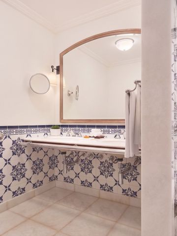 Badezimmer mit eleganter Wandverkleidung im portugiesischen Stil