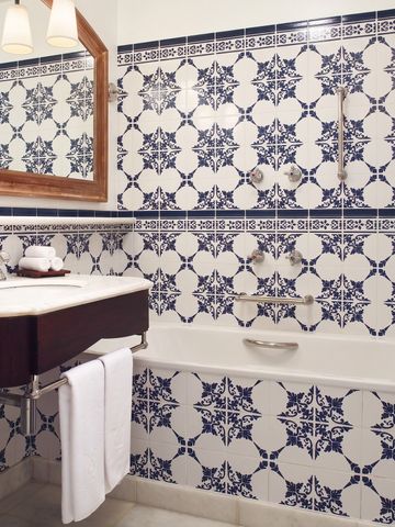 Badezimmer mit traditionell portugiesischen blauen und weißen Fliesen