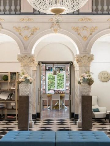 Prunkvolle Lobby mit Marmorböden und kunstvollen Säulen im Hotel de la Paix