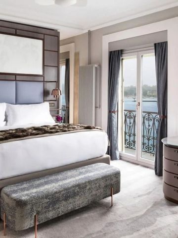 Luxuriöses Zimmer mit Balkon und Blick auf den See im Hotel de la Paix