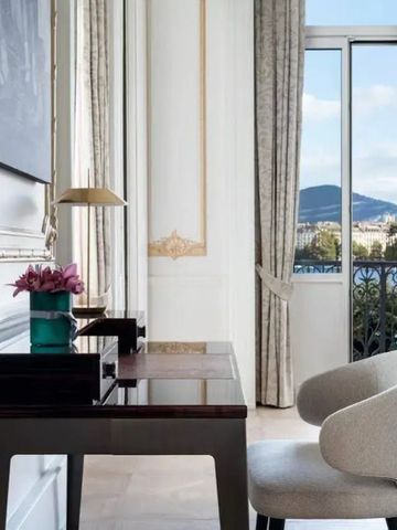 Luxuriöser Schreibtischbereich mit Aussicht auf den Genfersee und elegantem Stuhl