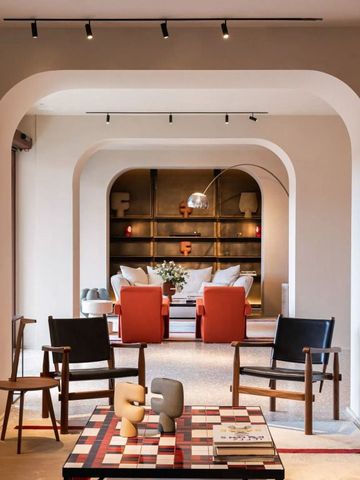 Eleganter Lounge-Bereich mit modernen Möbeln und Bogendurchgängen
